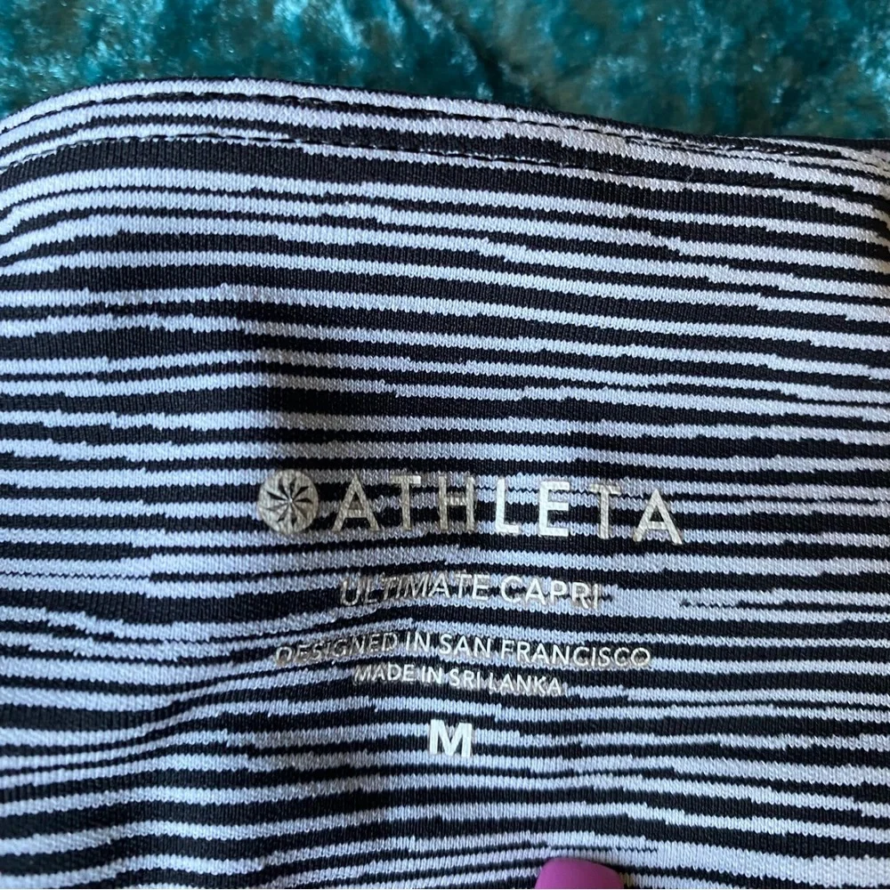 Athleta cropped strip leggings EUC - Picture 4 of 4
